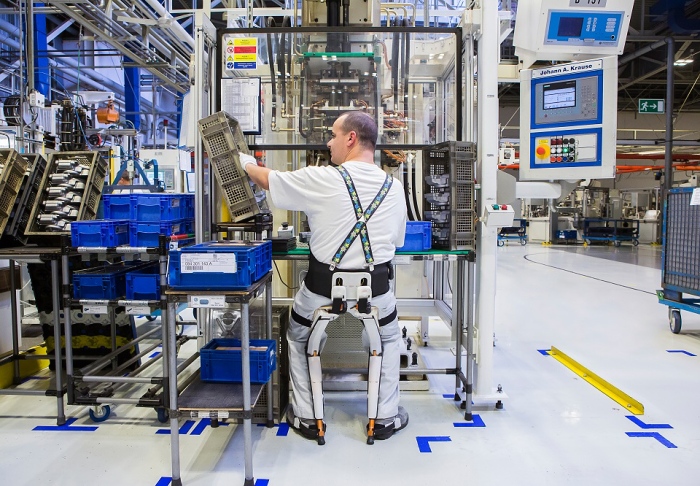 Volkswagen Slovakia testuje exoskeletony pre vrobnch zamestnancov