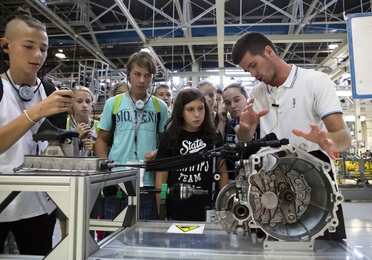 Mlad automobilov nadenci spoznvali vrobn technolgie vo Volkswagen Slovakia