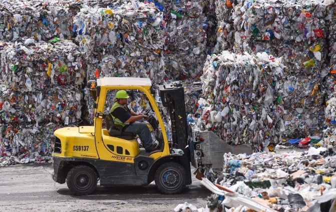 EF Recycling s.r.o. riei ekologick zae spsoben plastovm a kovovm odpadom