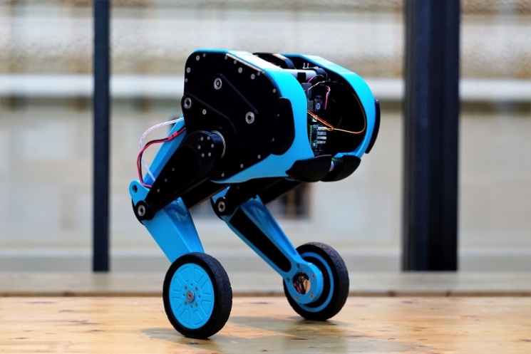 Doktorandi z FEL VUT postavili robota balansujceho na dvoch nohch