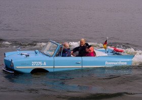 Spoločnosť MCAE zorganizovala historicky prvú plavbu obojživelného vozu Amphicar v ČR