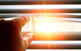 Ako ochrániť domov pred spaľujúcim slnkom?