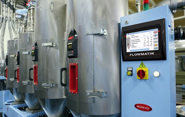 FLOWMATIK od Moretto: Inteligentný systém riadenia distribúcie vzduchu pri sušení plastového granulátu