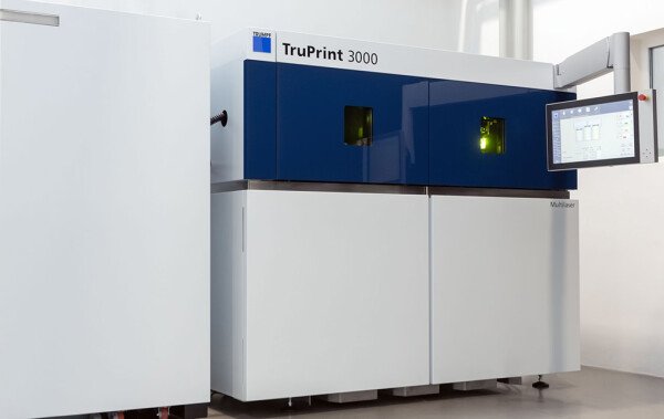 TRUMPF zvyšuje produktivitu 3D tlače: Nová verzia 3D tlačiarne TruPrint 3000 prináša vyšší výkon, spoľahlivejšiu sériovú výrobu a odolnejšie diely