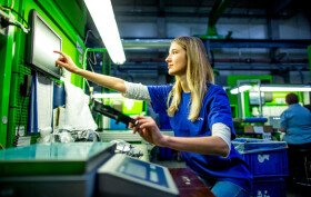 Keď dáta riadia výrobu: prínosy MES systémov nielen v plastikárstve